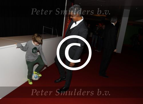 Amsterdam 21 december 2016
Sportman en sportvrouw van het jaar verkiezing tijdens het sportgala in de RAI. Frank Rijkaard met een jong voetballertje van ajax en met zijn vrouw stephanie