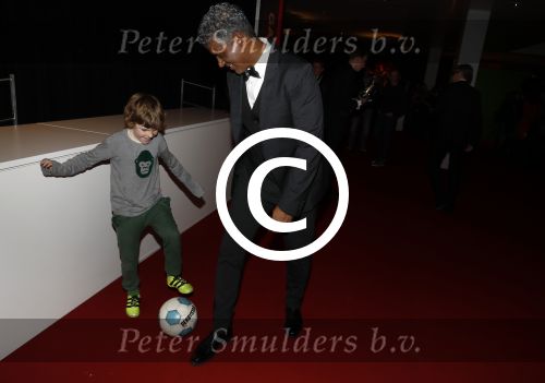 Amsterdam 21 december 2016
Sportman en sportvrouw van het jaar verkiezing tijdens het sportgala in de RAI. Frank Rijkaard met een jong voetballertje van ajax en met zijn vrouw stephanie