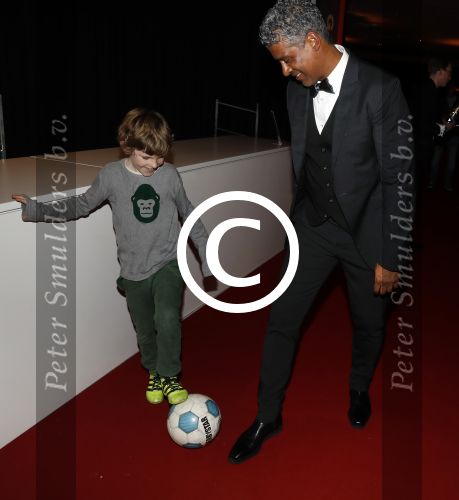 Amsterdam 21 december 2016
Sportman en sportvrouw van het jaar verkiezing tijdens het sportgala in de RAI. Frank Rijkaard met een jong voetballertje van ajax en met zijn vrouw stephanie