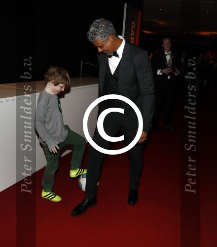 Amsterdam 21 december 2016
Sportman en sportvrouw van het jaar verkiezing tijdens het sportgala in de RAI. Frank Rijkaard met een jong voetballertje van ajax en met zijn vrouw stephanie