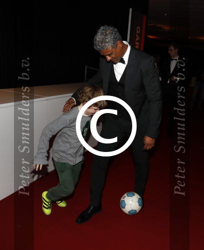Amsterdam 21 december 2016
Sportman en sportvrouw van het jaar verkiezing tijdens het sportgala in de RAI. Frank Rijkaard met een jong voetballertje van ajax en met zijn vrouw stephanie