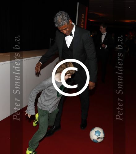 Amsterdam 21 december 2016
Sportman en sportvrouw van het jaar verkiezing tijdens het sportgala in de RAI. Frank Rijkaard met een jong voetballertje van ajax en met zijn vrouw stephanie