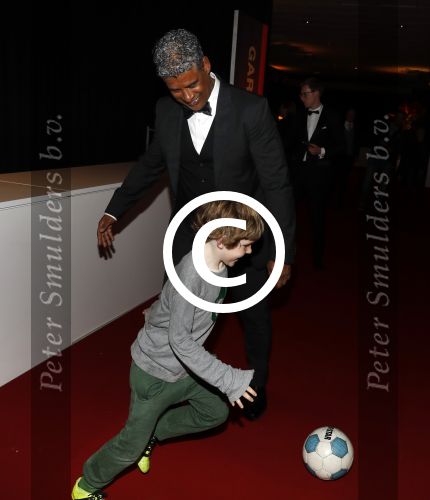 Amsterdam 21 december 2016
Sportman en sportvrouw van het jaar verkiezing tijdens het sportgala in de RAI. Frank Rijkaard met een jong voetballertje van ajax en met zijn vrouw stephanie
