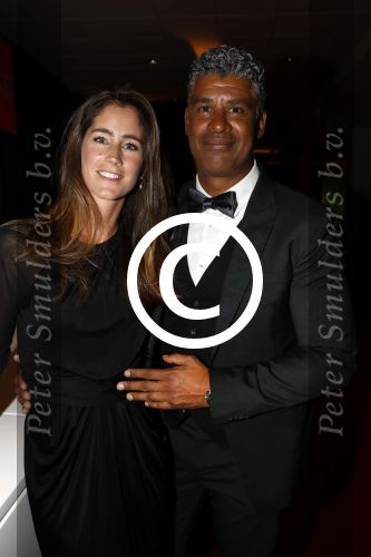 Amsterdam 21 december 2016
Sportman en sportvrouw van het jaar verkiezing tijdens het sportgala in de RAI. Frank Rijkaard met een jong voetballertje van ajax en met zijn vrouw stephanie