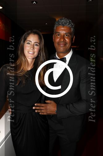 Amsterdam 21 december 2016
Sportman en sportvrouw van het jaar verkiezing tijdens het sportgala in de RAI. Frank Rijkaard met een jong voetballertje van ajax en met zijn vrouw stephanie