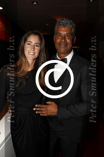 Amsterdam 21 december 2016
Sportman en sportvrouw van het jaar verkiezing tijdens het sportgala in de RAI. Frank Rijkaard met een jong voetballertje van ajax en met zijn vrouw stephanie