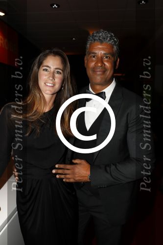 Amsterdam 21 december 2016
Sportman en sportvrouw van het jaar verkiezing tijdens het sportgala in de RAI. Frank Rijkaard met een jong voetballertje van ajax en met zijn vrouw stephanie
