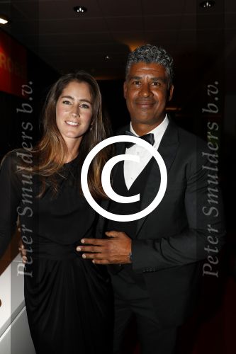 Amsterdam 21 december 2016
Sportman en sportvrouw van het jaar verkiezing tijdens het sportgala in de RAI. Frank Rijkaard met een jong voetballertje van ajax en met zijn vrouw stephanie