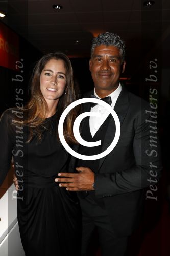 Amsterdam 21 december 2016
Sportman en sportvrouw van het jaar verkiezing tijdens het sportgala in de RAI. Frank Rijkaard met een jong voetballertje van ajax en met zijn vrouw stephanie