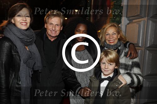 Amsterdam 22 december 2016
Premiere wereld kerstcircus in Carre. Henny Huisman met vrouw Lia dchter en kleinkinderen