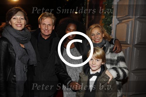 Amsterdam 22 december 2016
Premiere wereld kerstcircus in Carre. Henny Huisman met vrouw Lia dchter en kleinkinderen