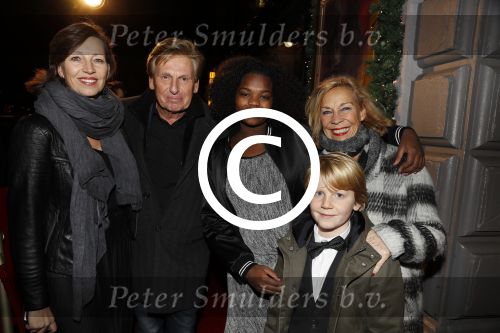 Amsterdam 22 december 2016
Premiere wereld kerstcircus in Carre. Henny Huisman met vrouw Lia dchter en kleinkinderen