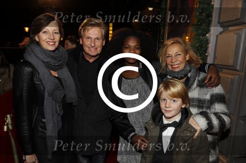 Amsterdam 22 december 2016
Premiere wereld kerstcircus in Carre. Henny Huisman met vrouw Lia dchter en kleinkinderen