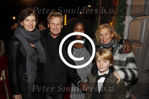 Amsterdam 22 december 2016
Premiere wereld kerstcircus in Carre. Henny Huisman met vrouw Lia dchter en kleinkinderen
