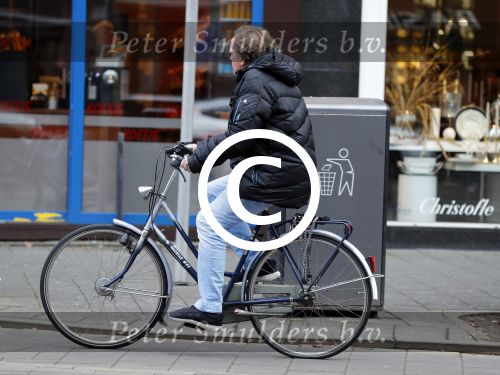Amsterdam 24 december 2016
Ivo Niehe doet boodschappen op de fiets in amsterdam zuid.
