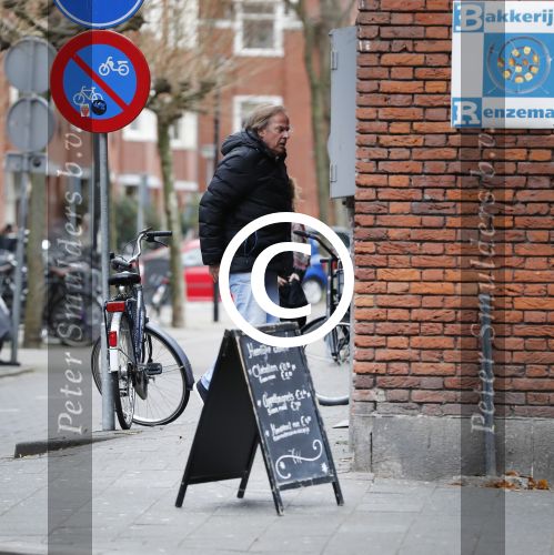 Amsterdam 24 december 2016
Ivo Niehe doet boodschappen op de fiets in amsterdam zuid.