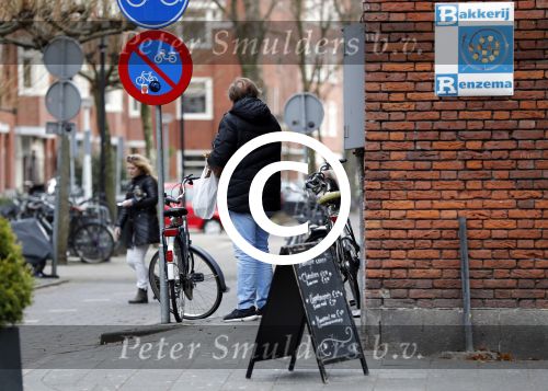 Amsterdam 24 december 2016
Ivo Niehe doet boodschappen op de fiets in amsterdam zuid.