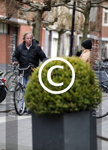 Amsterdam 24 december 2016
Ivo Niehe doet boodschappen op de fiets in amsterdam zuid.