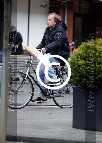 Amsterdam 24 december 2016
Ivo Niehe doet boodschappen op de fiets in amsterdam zuid.
