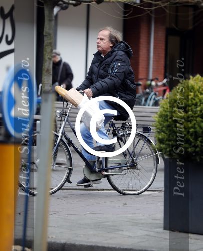 Amsterdam 24 december 2016
Ivo Niehe doet boodschappen op de fiets in amsterdam zuid.