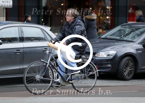 Amsterdam 24 december 2016
Ivo Niehe doet boodschappen op de fiets in amsterdam zuid.