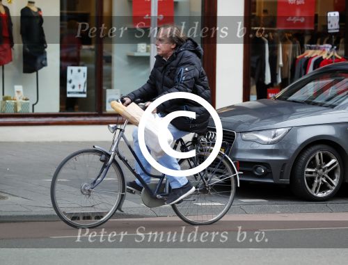 Amsterdam 24 december 2016
Ivo Niehe doet boodschappen op de fiets in amsterdam zuid.