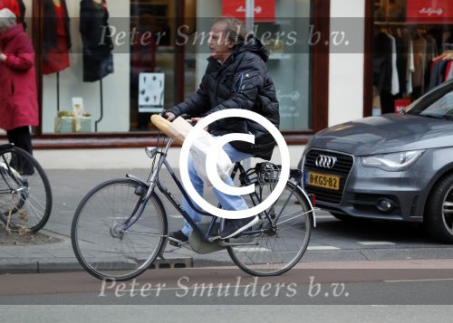 Amsterdam 24 december 2016
Ivo Niehe doet boodschappen op de fiets in amsterdam zuid.