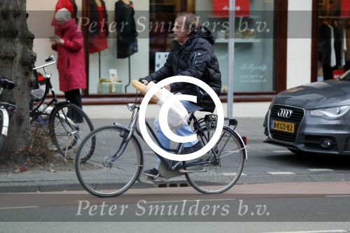 Amsterdam 24 december 2016
Ivo Niehe doet boodschappen op de fiets in amsterdam zuid.