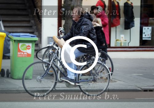 Amsterdam 24 december 2016
Ivo Niehe doet boodschappen op de fiets in amsterdam zuid.