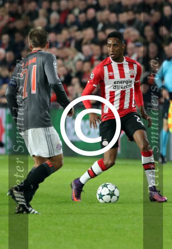 Eindhoven, 1 November 2016
4e wedstrijd voorronde Champions Leaugue seizoen 2016/2017
PSV-Bayern Munchen, eindstand 1-2
Joshua Brenet in duel met Philipp Lahm
