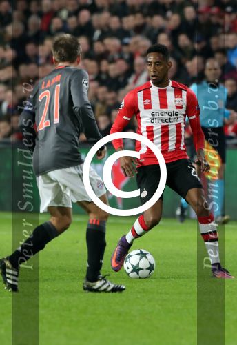 Eindhoven, 1 November 2016
4e wedstrijd voorronde Champions Leaugue seizoen 2016/2017
PSV-Bayern Munchen, eindstand 1-2
Joshua Brenet in duel met Philipp Lahm