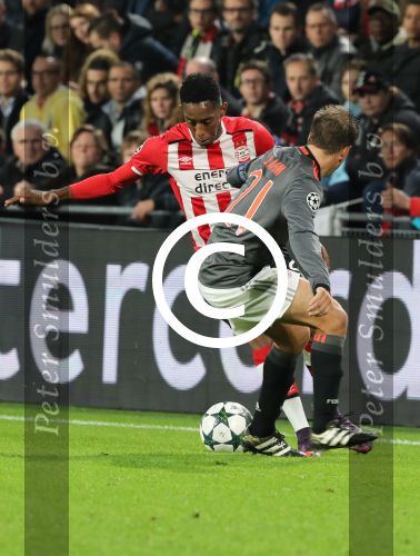 Eindhoven, 1 November 2016
4e wedstrijd voorronde Champions Leaugue seizoen 2016/2017
PSV-Bayern Munchen, eindstand 1-2
Joshua Brenet in duel met Philipp Lahm