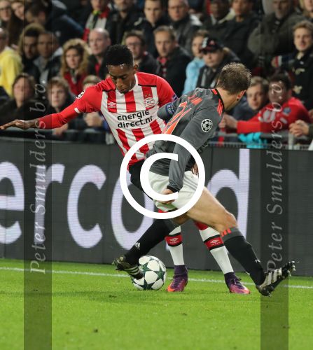 Eindhoven, 1 November 2016
4e wedstrijd voorronde Champions Leaugue seizoen 2016/2017
PSV-Bayern Munchen, eindstand 1-2
Joshua Brenet in duel met Philipp Lahm