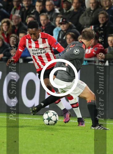 Eindhoven, 1 November 2016
4e wedstrijd voorronde Champions Leaugue seizoen 2016/2017
PSV-Bayern Munchen, eindstand 1-2
Joshua Brenet in duel met Philipp Lahm