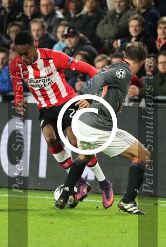 Eindhoven, 1 November 2016
4e wedstrijd voorronde Champions Leaugue seizoen 2016/2017
PSV-Bayern Munchen, eindstand 1-2
Joshua Brenet in duel met Philipp Lahm