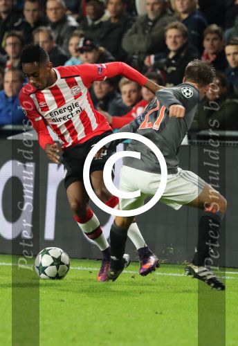 Eindhoven, 1 November 2016
4e wedstrijd voorronde Champions Leaugue seizoen 2016/2017
PSV-Bayern Munchen, eindstand 1-2
Joshua Brenet in duel met Philipp Lahm
