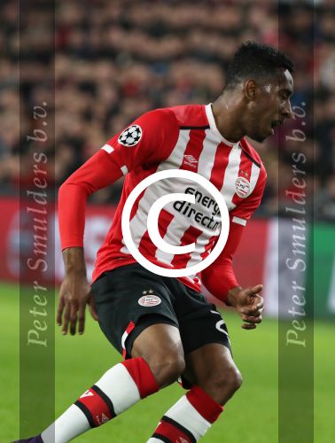 Eindhoven, 1 November 2016
4e wedstrijd voorronde Champions Leaugue seizoen 2016/2017
PSV-Bayern Munchen, eindstand 1-2
Joshua Brenet in duel met