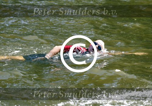 Amsterdam 9 september 2012
Maxima doet mee met de Amsterdam City swim door de grachten van Amsterdam. Prins Willem Alexander en hun dochters prinses Amalia Alexia en Ariane wachten haar an de finisch op de keizersgracht op.
Peter Smulders bv