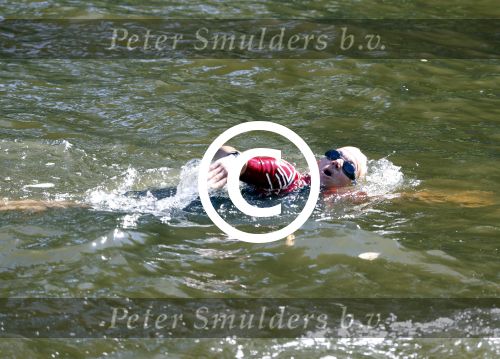 Amsterdam 9 september 2012
Maxima doet mee met de Amsterdam City swim door de grachten van Amsterdam. Prins Willem Alexander en hun dochters prinses Amalia Alexia en Ariane wachten haar an de finisch op de keizersgracht op.
Peter Smulders bv