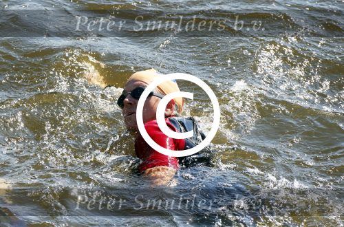 Amsterdam 9 september 2012
Maxima doet mee met de Amsterdam City swim door de grachten van Amsterdam. Prins Willem Alexander en hun dochters prinses Amalia Alexia en Ariane wachten haar an de finisch op de keizersgracht op.
Peter Smulders bv