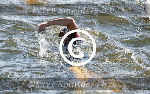 Amsterdam 9 september 2012
Maxima doet mee met de Amsterdam City swim door de grachten van Amsterdam. Prins Willem Alexander en hun dochters prinses Amalia Alexia en Ariane wachten haar an de finisch op de keizersgracht op.
Peter Smulders bv