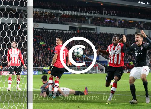 Eindhoven, 1 November 2016
4e wedstrijd voorronde Champions Leaugue seizoen 2016/2017
PSV-Bayern Munchen, eindstand 1-2
Nicolas Isimat-Mirin in duel met Thomas Muller