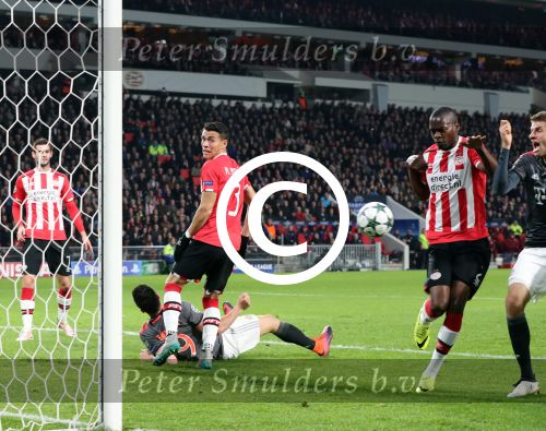 Eindhoven, 1 November 2016
4e wedstrijd voorronde Champions Leaugue seizoen 2016/2017
PSV-Bayern Munchen, eindstand 1-2
Nicolas Isimat-Mirin in duel met Thomas Muller