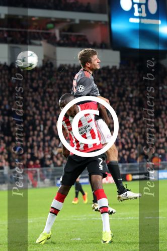 Eindhoven, 1 November 2016
4e wedstrijd voorronde Champions Leaugue seizoen 2016/2017
PSV-Bayern Munchen, eindstand 1-2
Nicolas Isimat-Mirin in duel met Thomas Muller