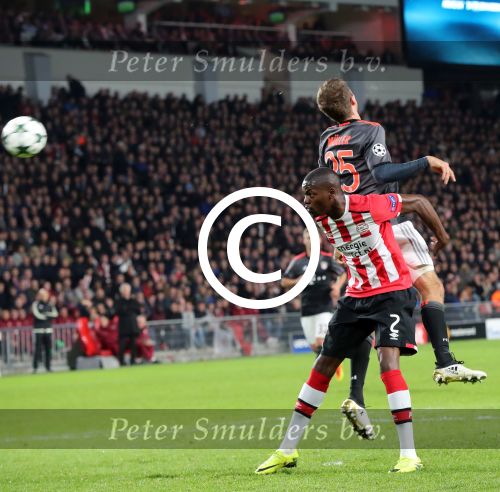Eindhoven, 1 November 2016
4e wedstrijd voorronde Champions Leaugue seizoen 2016/2017
PSV-Bayern Munchen, eindstand 1-2
Nicolas Isimat-Mirin in duel met Thomas Muller