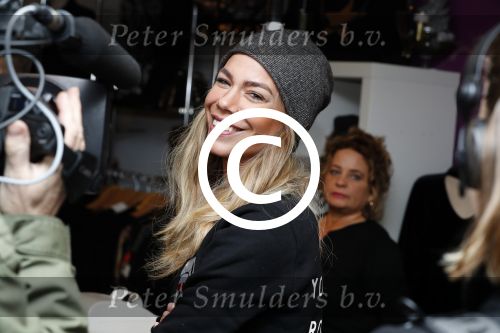 Beverwijk 24 december 2016
Estavana Polman en Rafael v d Vaart overhandigen Charles Ruijgrok een cheque van 2500 euro voor het zeldzame ziekten fonds . Event vond plaats in de winkel van de moeder van rafael Lolita . Nicolette Kluijver