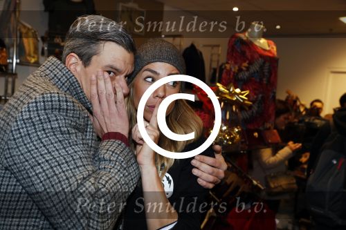 Beverwijk 24 december 2016
Estavana Polman en Rafael v d Vaart overhandigen Charles Ruijgrok een cheque van 2500 euro voor het zeldzame ziekten fonds . Event vond plaats in de winkel van de moeder van rafael Lolita . Nicolette Kluijver