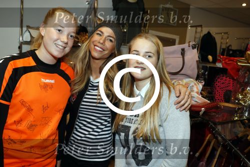 Beverwijk 24 december 2016
Estavana Polman en Rafael v d Vaart overhandigen Charles Ruijgrok een cheque van 2500 euro voor het zeldzame ziekten fonds . Event vond plaats in de winkel van de moeder van rafael Lolita . Nicolette Kluijver