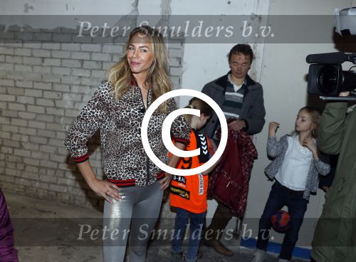 Beverwijk 24 december 2016
Estavana Polman en Rafael v d Vaart overhandigen Charles Ruijgrok een cheque van 2500 euro voor het zeldzame ziekten fonds . Event vond plaats in de winkel van de moeder van rafael Lolita . Nicolette Kluijver