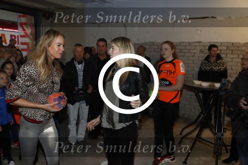 Beverwijk 24 december 2016
Estavana Polman en Rafael v d Vaart overhandigen Charles Ruijgrok een cheque van 2500 euro voor het zeldzame ziekten fonds . Event vond plaats in de winkel van de moeder van rafael Lolita . Nicolette Kluijver